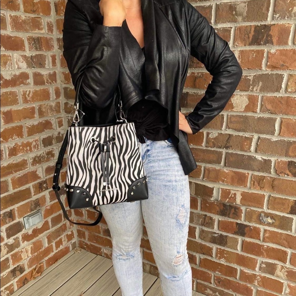 NWT Michael Kors Mercer Gallery Convertible Bucket Shoulder Zebra Stripe Bag - Picture 3 of 8
